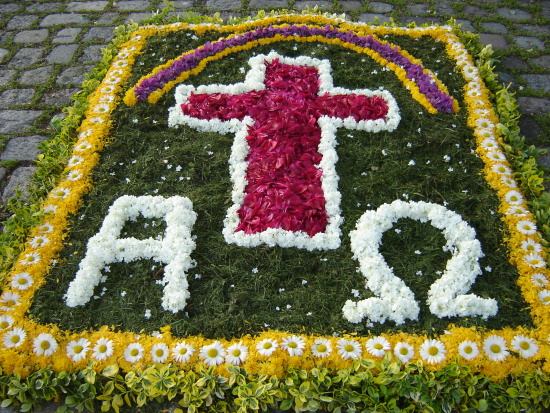Blumenteppich für Fronleichnam von CarolauAG /Pixelio