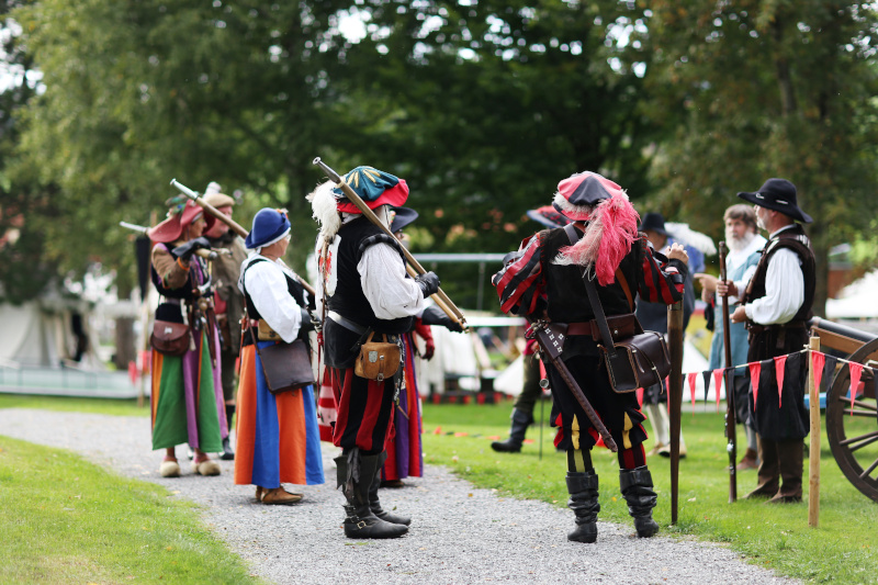 Eine Gruppe von Menschen in mittelalterlichen Kostümen.
