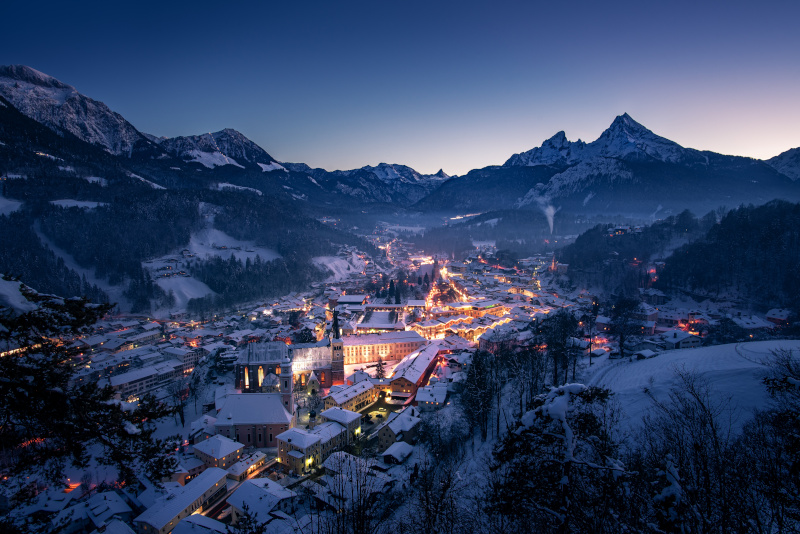 Ein Dorf im Schnee bei Dunkelheit in Berchtesgaden.